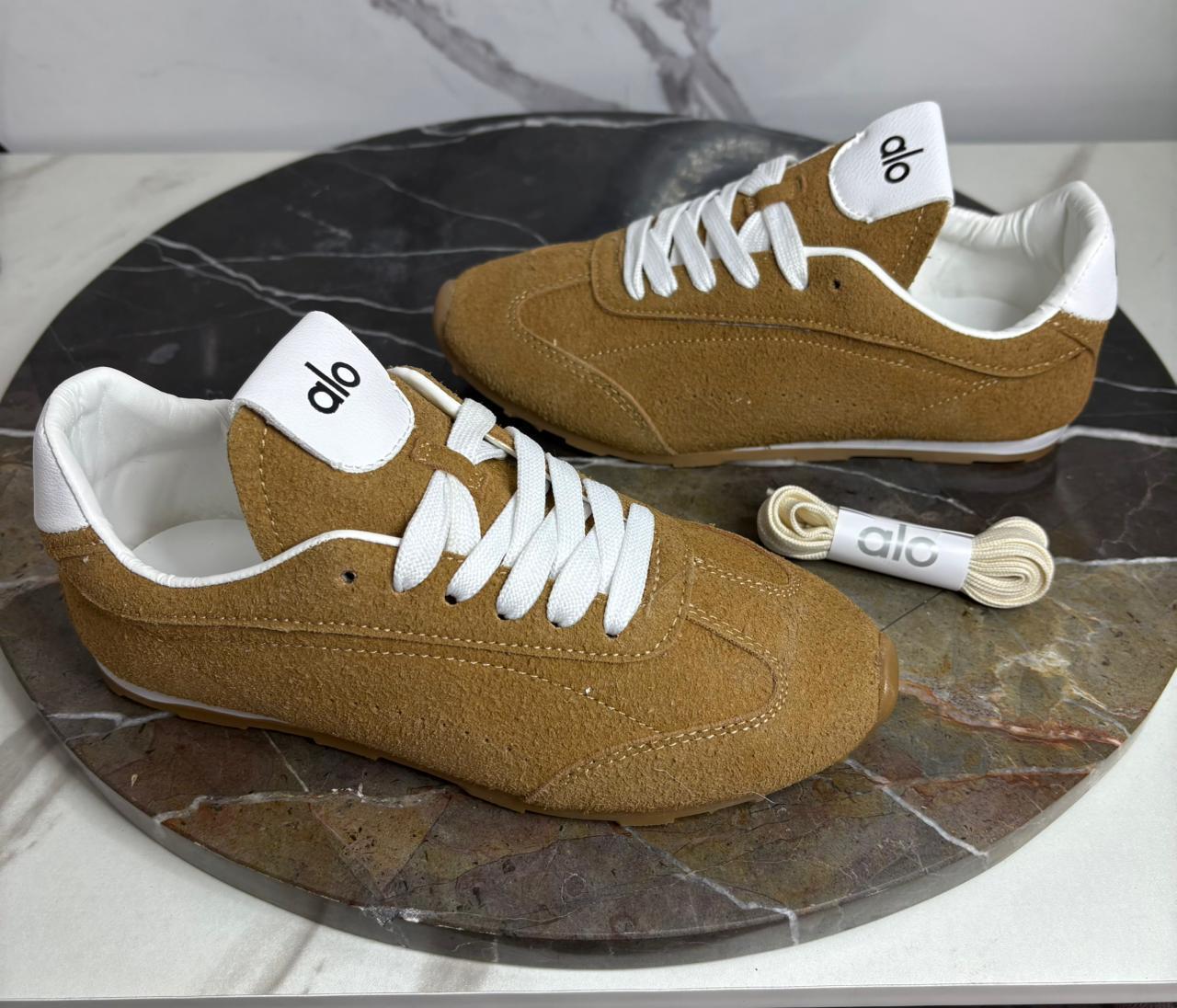 Zapatilla alo camel gamuza