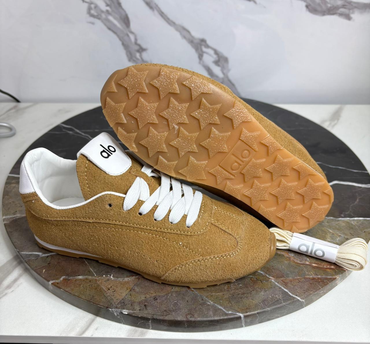 Zapatilla alo camel gamuza